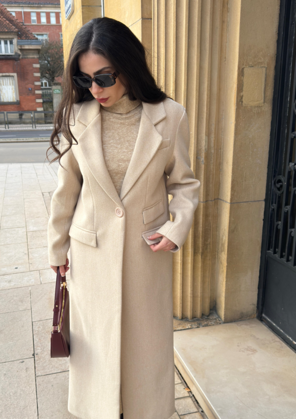 Manteau long beige à boutons