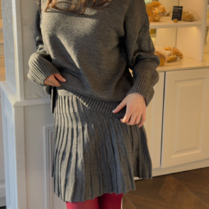 Ensemble pull et jupe gris