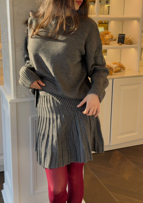 Ensemble pull et jupe gris