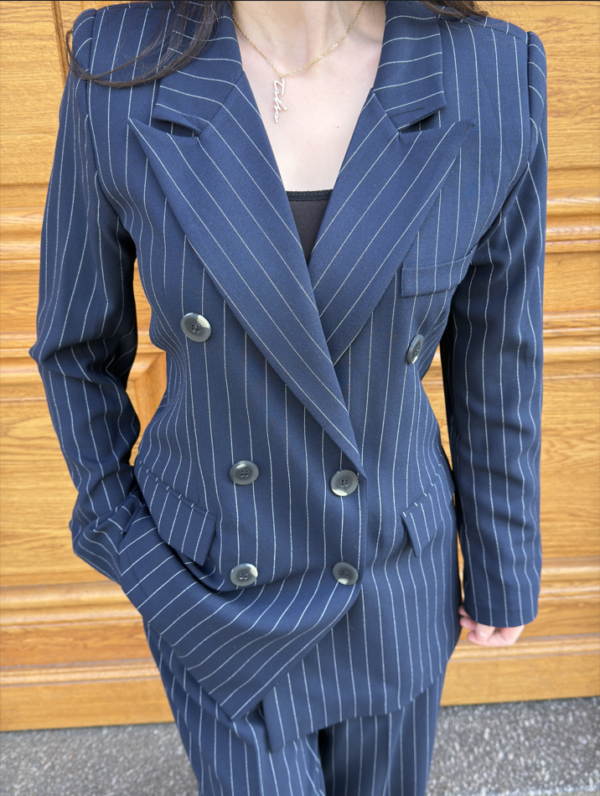 Ensemble veste de blazer à rayure et pantalon bleu marine