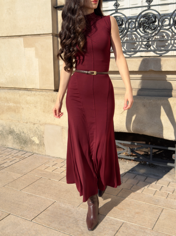 Robe longue moulante a col et sans manche bordeaux