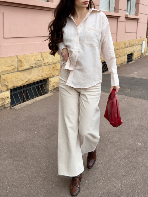 Chemise beige à fines rayures