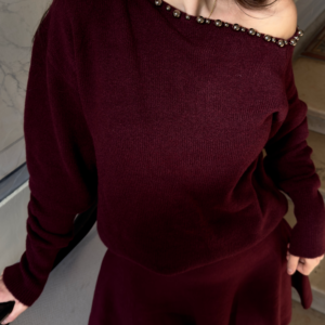 Pull a une épaule tombante et perles