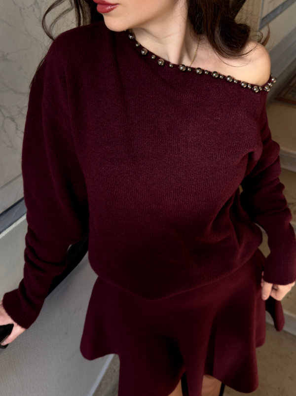 Pull a une épaule tombante et perles