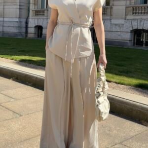 Ensemble gilet à nouer à la taille et son pantalon large beige