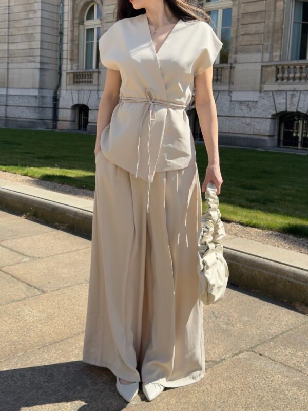 Ensemble gilet à nouer à la taille et son pantalon large beige