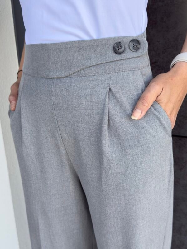 Pantalon de tailleur boutonné sur le coté gris – Image 2