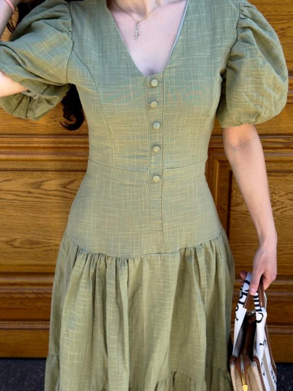 Robe mis longue en lin cintré à la taille vert sauge – Image 3