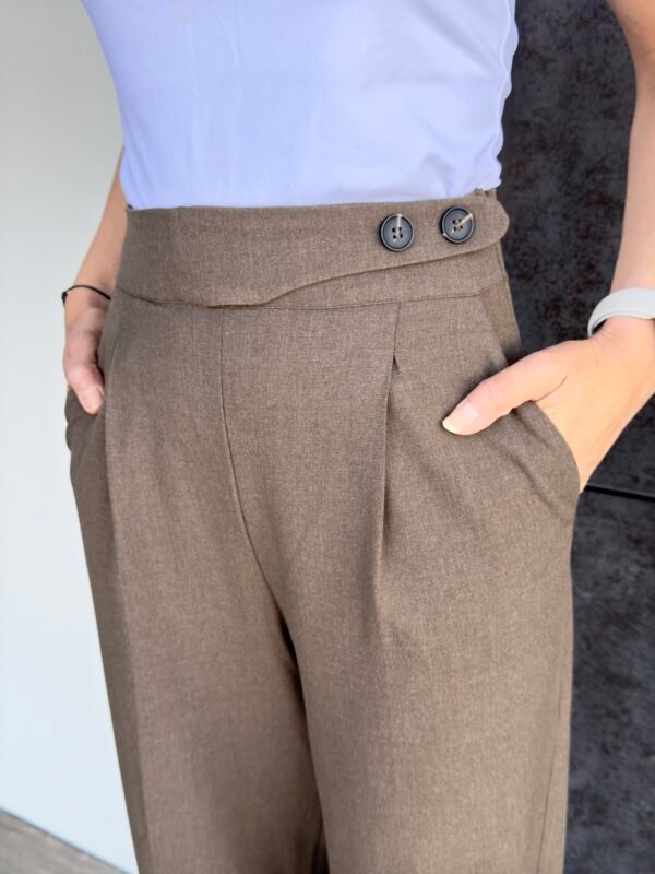 Pantalon de tailleur boutonné sur le coté marron – Image 2