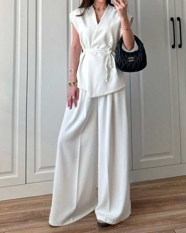 Ensemble gilet à nouer à la taille et son pantalon large blanc