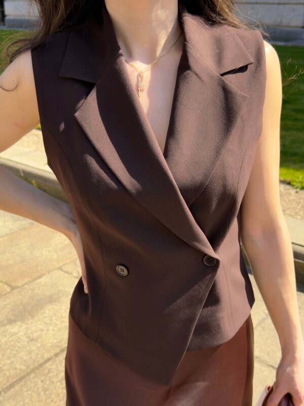 Gilet de tailleur sans manches cintré marron – Image 3