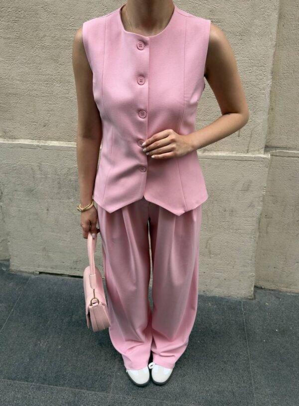 Ensemble gilet de tailleur et son pantalon à coupe parachute rose – Image 3