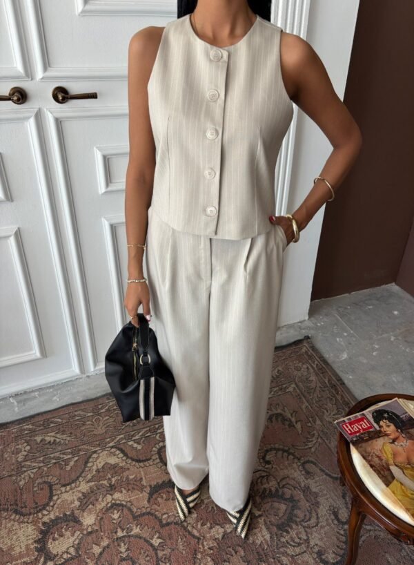 Ensemble rayé gilet boutonné et son pantalon beige