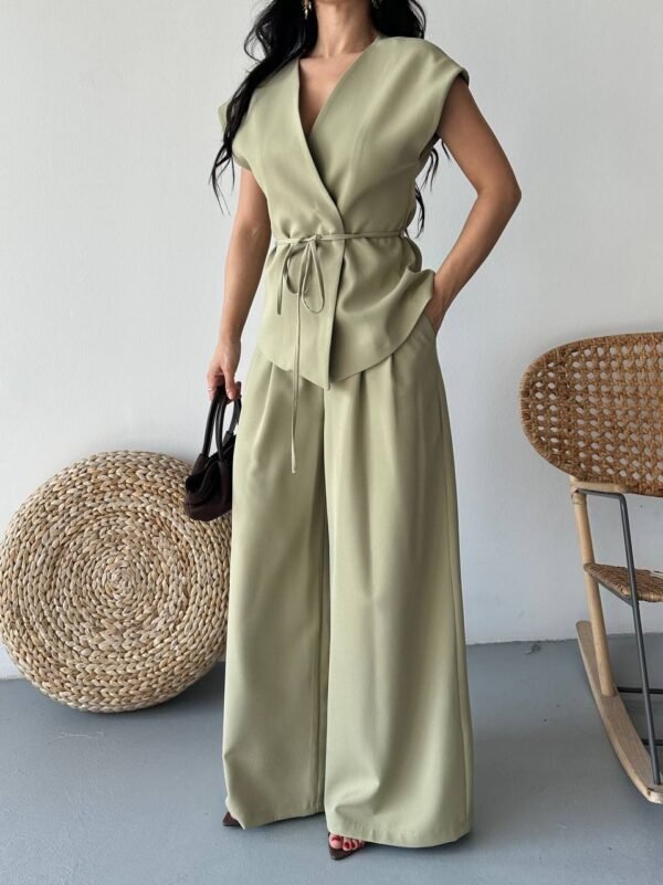 Ensemble gilet à nouer et son pantalon large vert amande