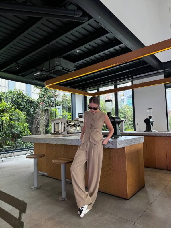 Ensemble gilet de tailleur et son pantalon à coupe parachute marron claire – Image 3