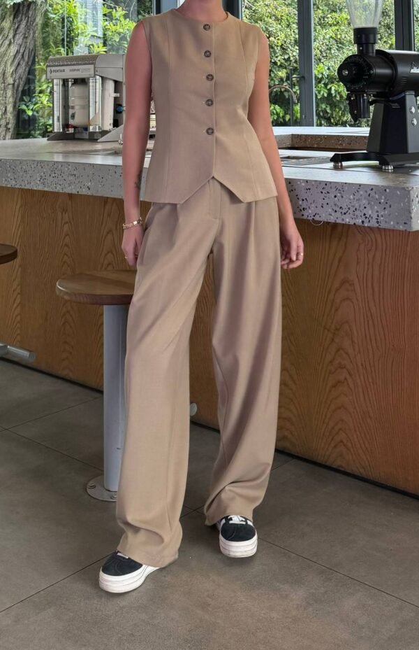 Ensemble gilet de tailleur et son pantalon à coupe parachute marron claire
