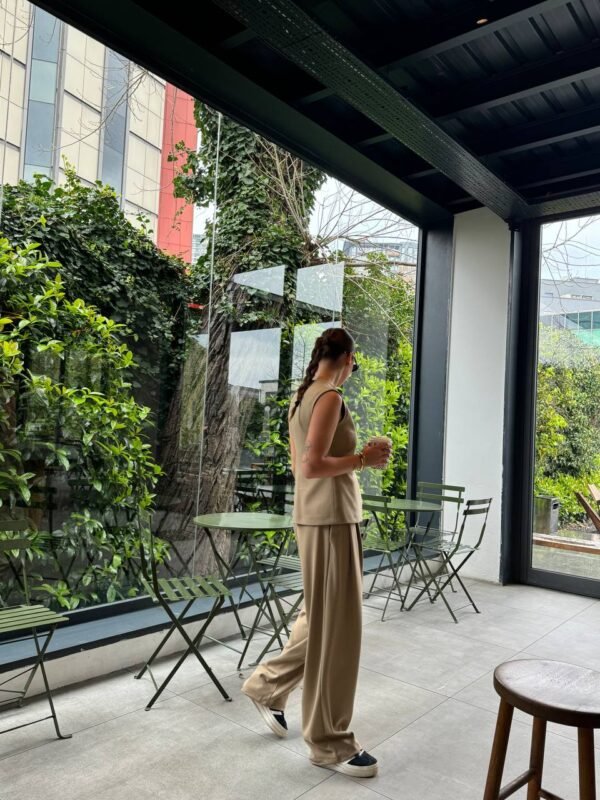 Ensemble gilet de tailleur et son pantalon à coupe parachute marron claire – Image 2