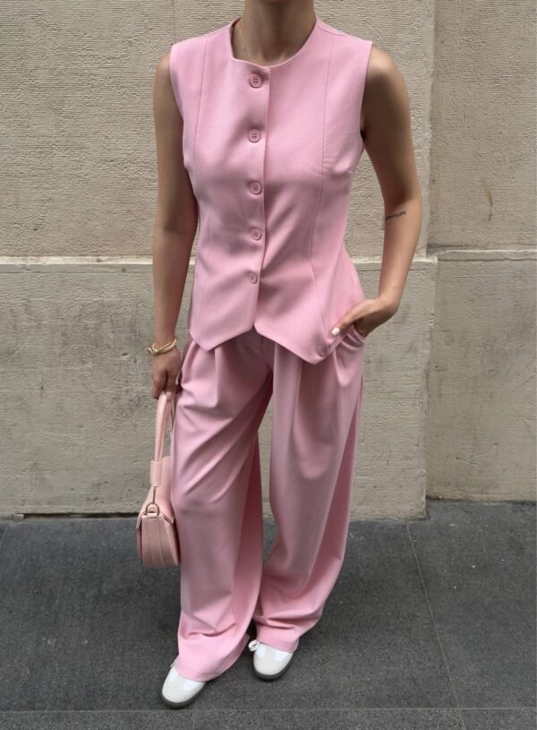 Ensemble gilet de tailleur et son pantalon à coupe parachute rose