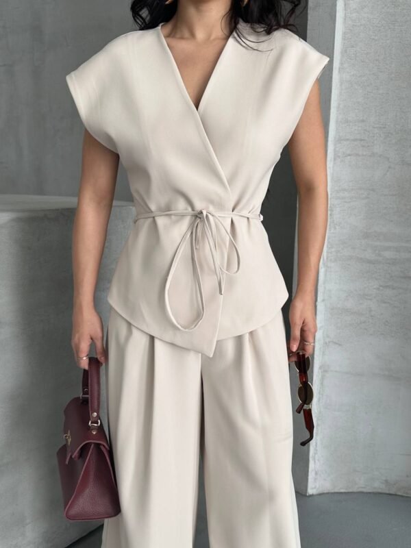 Ensemble gilet à nouer et son pantalon large beige – Image 3