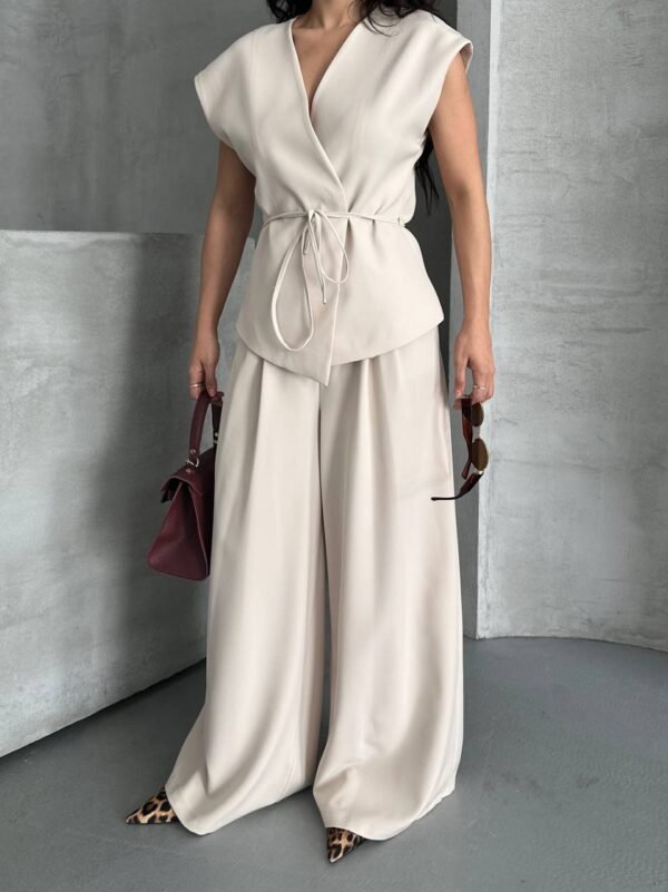 Ensemble gilet à nouer et son pantalon large beige – Image 4