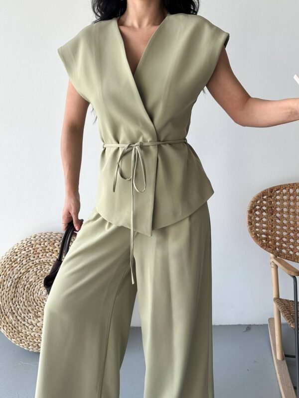 Ensemble gilet à nouer et son pantalon large vert amande – Image 2