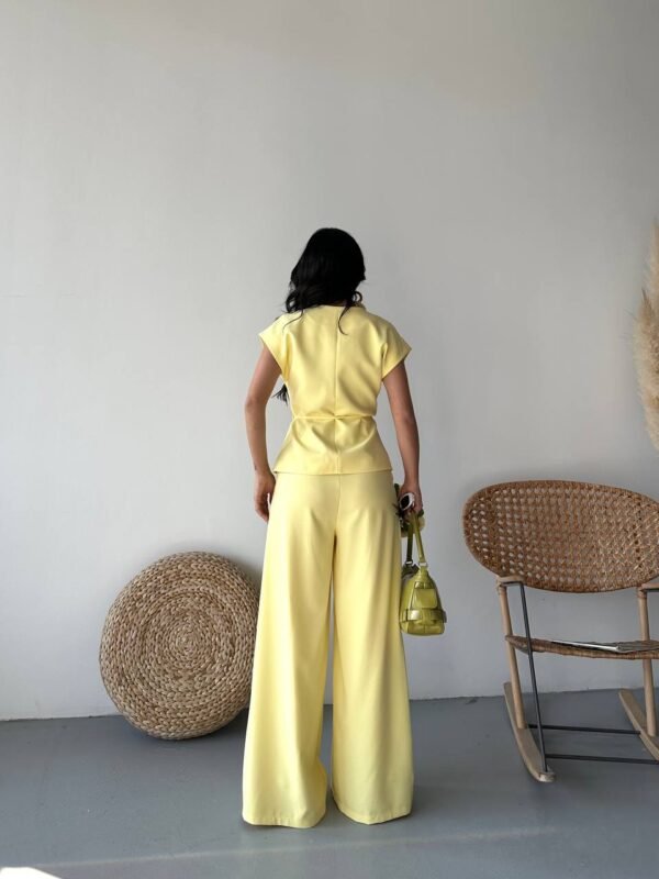 Ensemble gilet à nouer à son pantalon large jaune – Image 3