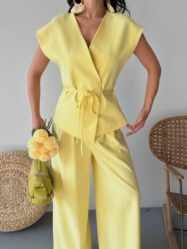 Ensemble gilet à nouer à son pantalon large jaune – Image 2
