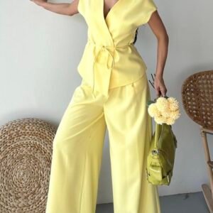 Ensemble gilet à nouer à son pantalon large jaune