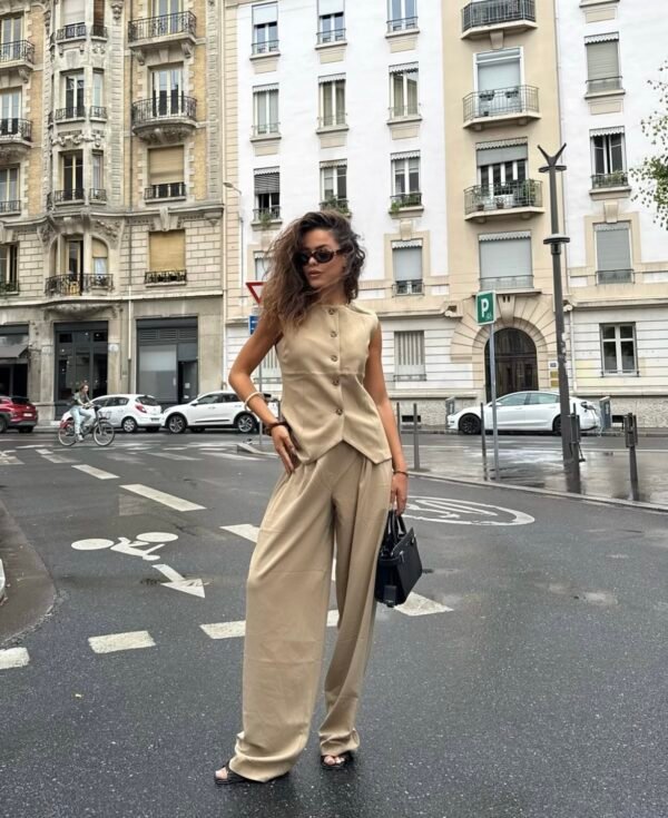 Ensemble gilet de tailleur et son pantalon à coupe parachute marron claire