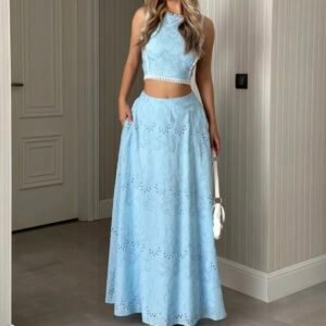 Ensemble top et jupe brodé bleu claire