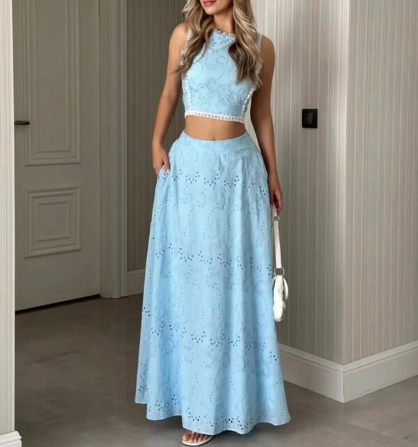 Ensemble top et jupe brodé bleu claire