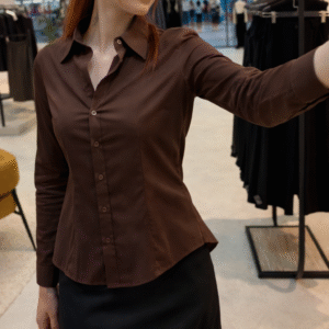 Chemise cintrée classique, coloris marron