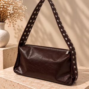 Sac à main effet cuir à clous argentés