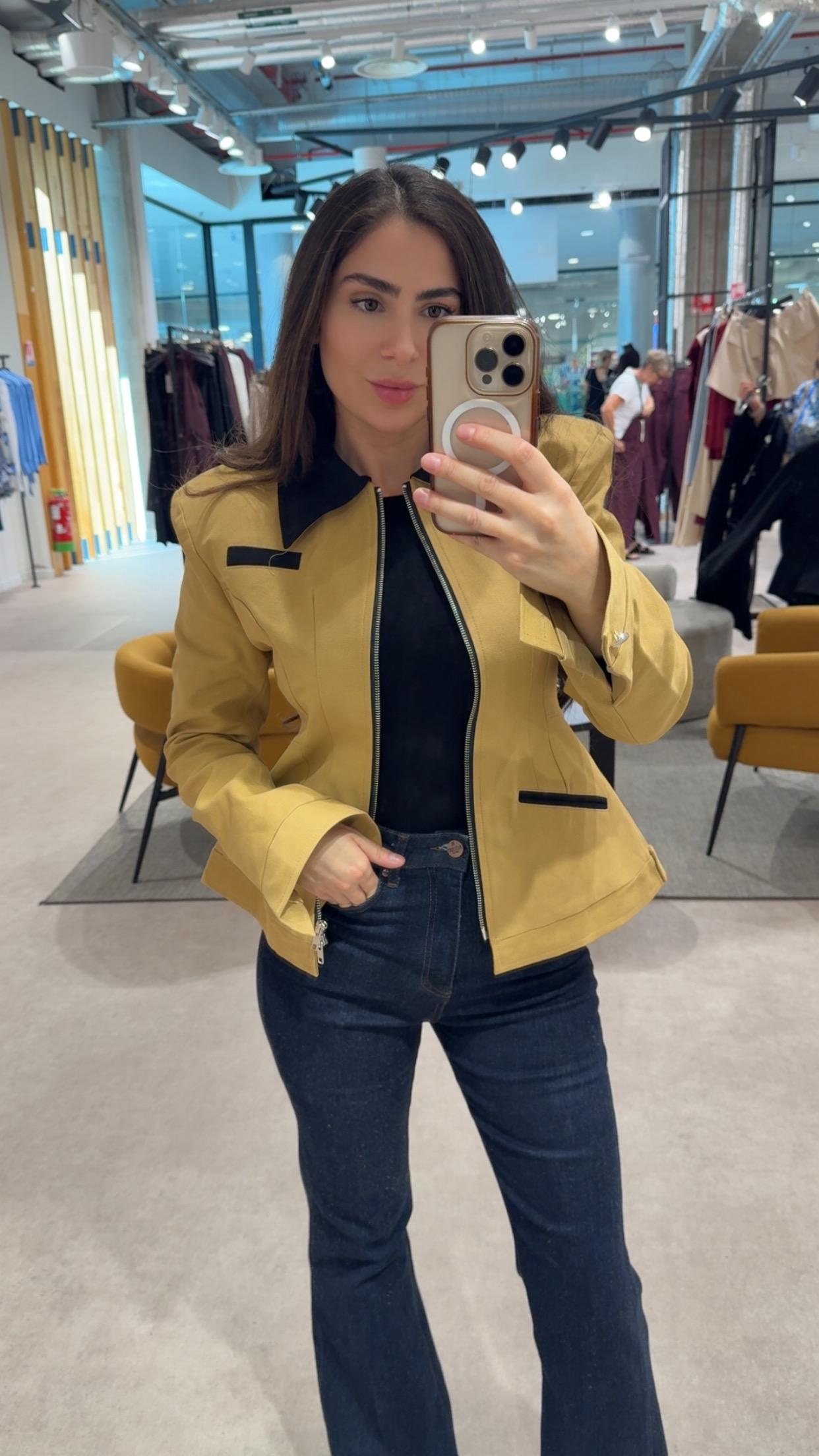 Veste cintrée zippée à épaulettes