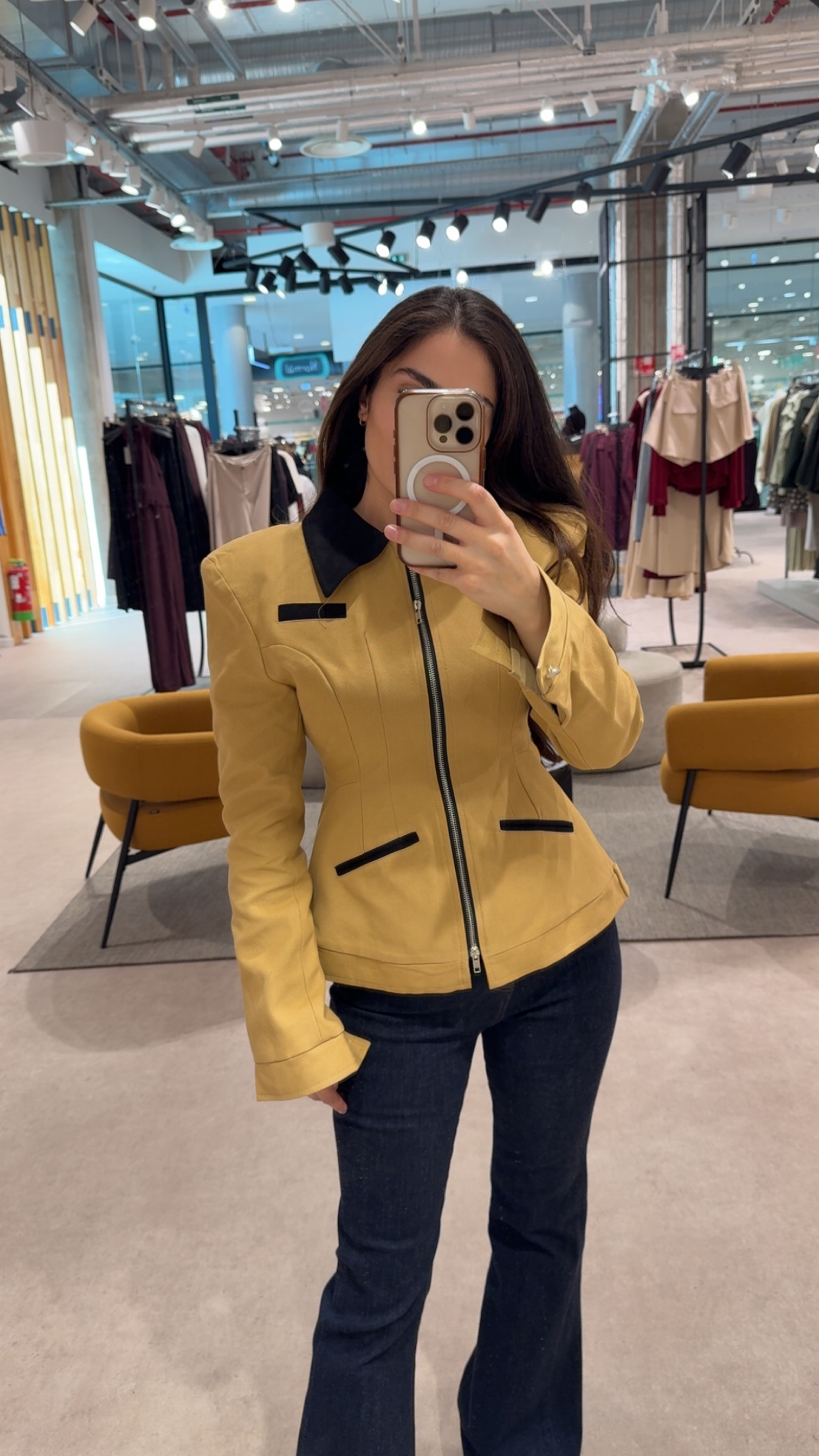 Veste cintrée zippée à épaulettes