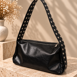 Sac à main effet cuir à clous argentés