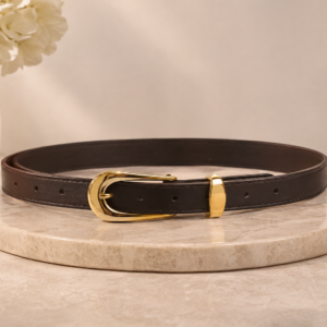 Ceinture fine marron à boucle dorée