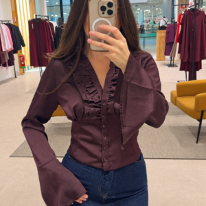 Blouse satinée à volants et manches évasées