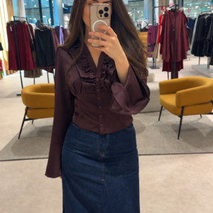 Blouse satinée à volants et manches évasées