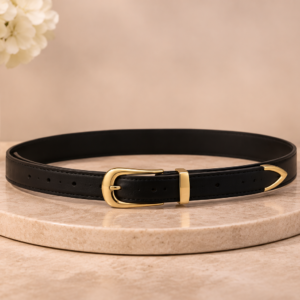 Ceinture fine à boucle dorée et embout métallique