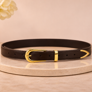Ceinture fine à boucle dorée et embout métallique