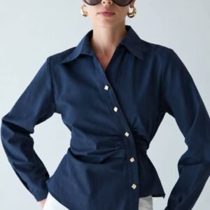 Chemise cintrée à boutons dorés